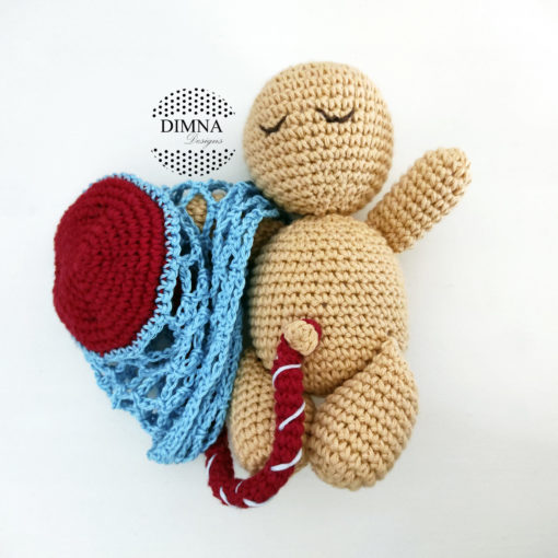 bebé con placenta y saco amniótico a ganchillo diseñado y tejido por dimnadesigns
