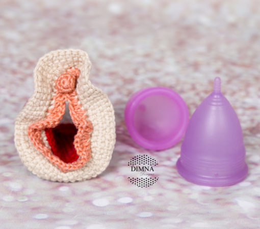 vulva vagina de ganchillo para copa menstrual de dimnadesigns.com