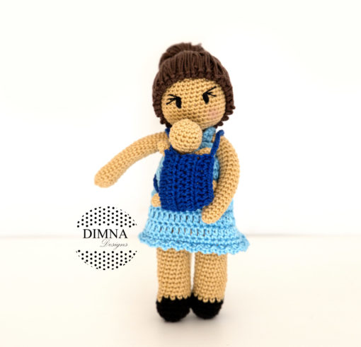 muñeca amigurumi que portea tejida por dimnadesigns.com