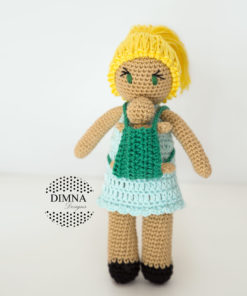 muñeca amigurumi de porteo tejida por dimnadesigns.com