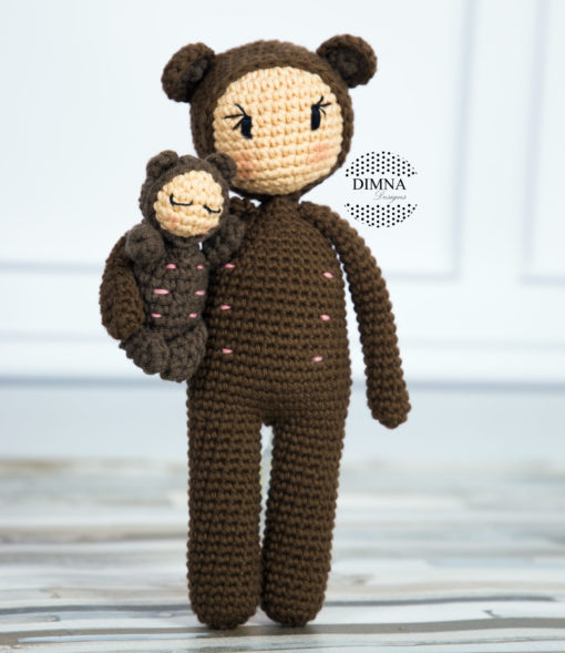 Familia de muñecos disfrazados de osos de ganchillo tejido por dimnadesigns.com
