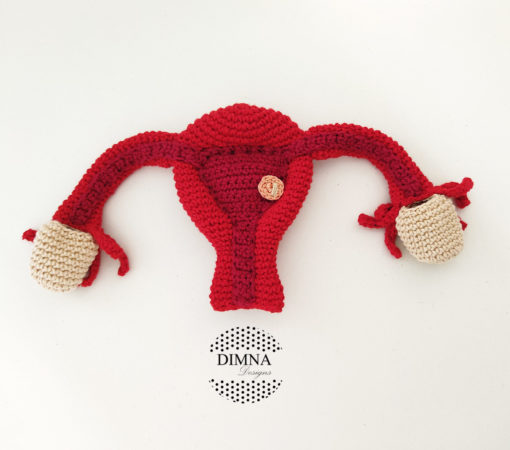 útero con todos los complementos realizado a ganchillo, a crochet por dimnadesigns.com
