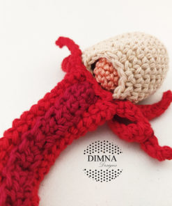 detalle de útero con todos los complementos realizado a ganchillo, a crochet por dimnadesigns.com