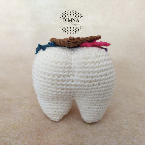 diente realizado a ganchillo con la técnica de amigurumi, diseñado y tejido por Dimna Designs.com